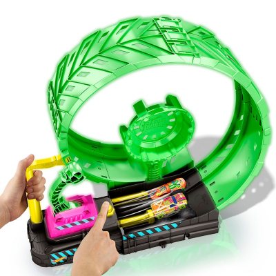Hot Wheels Monster Trucks Glow in the Dark Epic Loop Challenge Playset