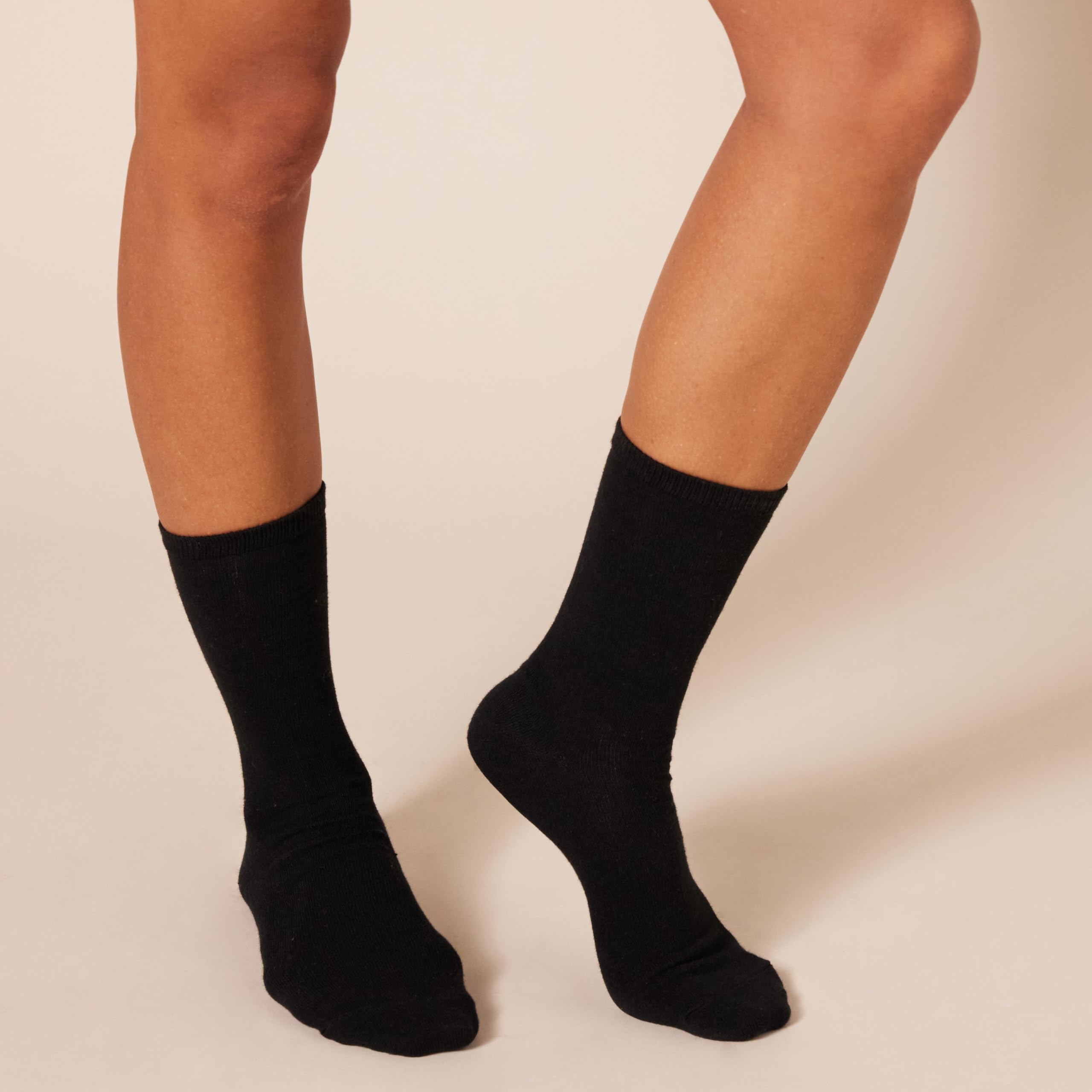 Amazon Essentials Women's Crew Socks, Cotton, 6 Pairs, Black, 6-9