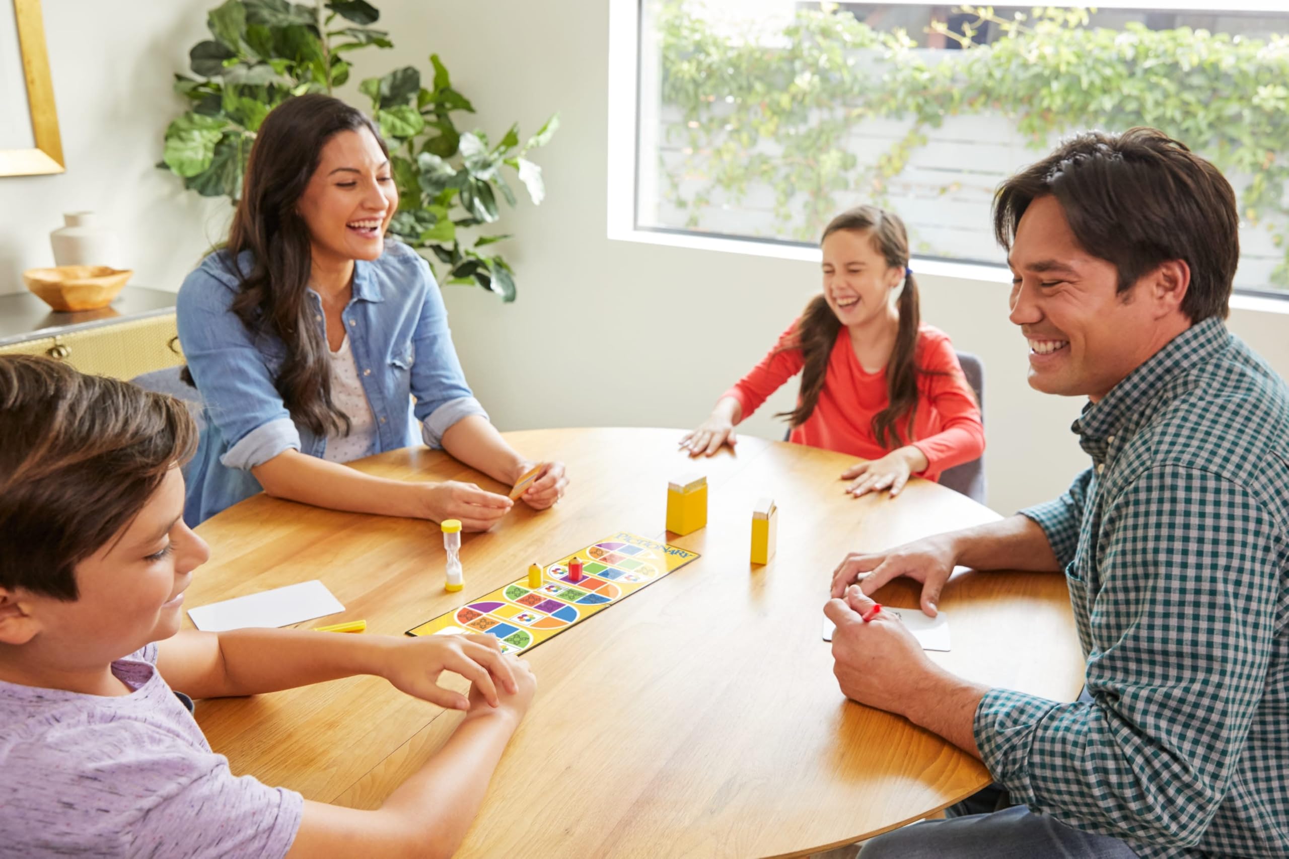 Mattel Games Pictionary Family Board Game for Kids, Adults and Game Night for 2 Teams with Erasable Markers, Boards and Sand Timer