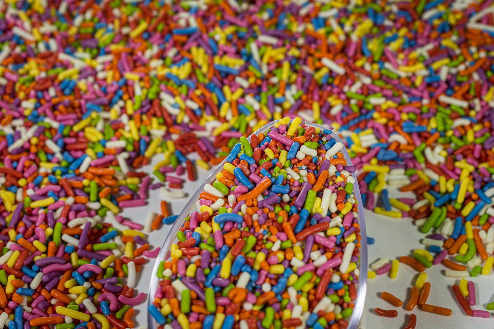 100% NATURAL RAINBOW SPRINKLES - NATURAL COLOR, DAIRY FREE, NUT FREE, GLUTEN FREE, SOY FREE, VEGAN, EGG FREE AND KOSHER ,1.5 LBS. CUPCAKE AND CAKE TOPPER,BULK CANDY, RESEALABLE CONTAINER,COLORFUL